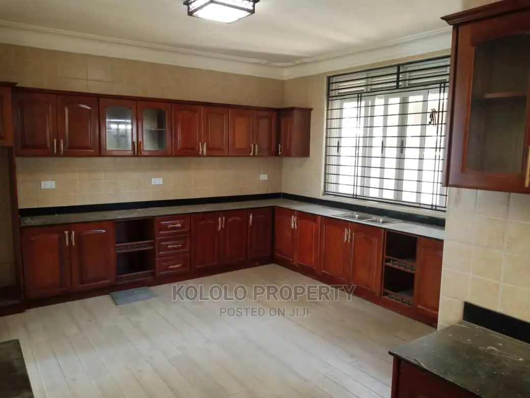 5bdrm Mansion in Munyonyo, Central Division for Sale