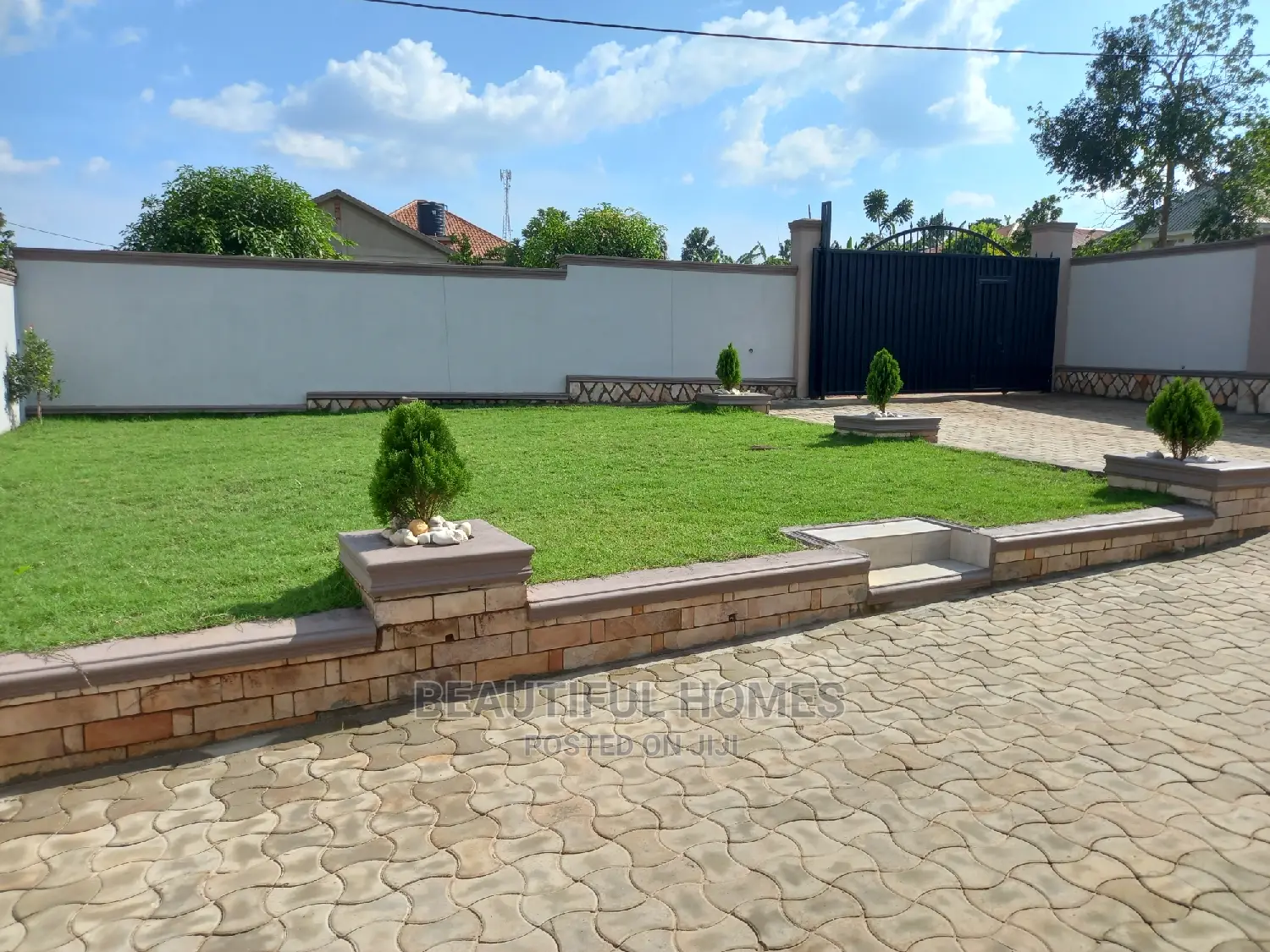 Furnished 4bdrm Bungalow in Kira for Sale