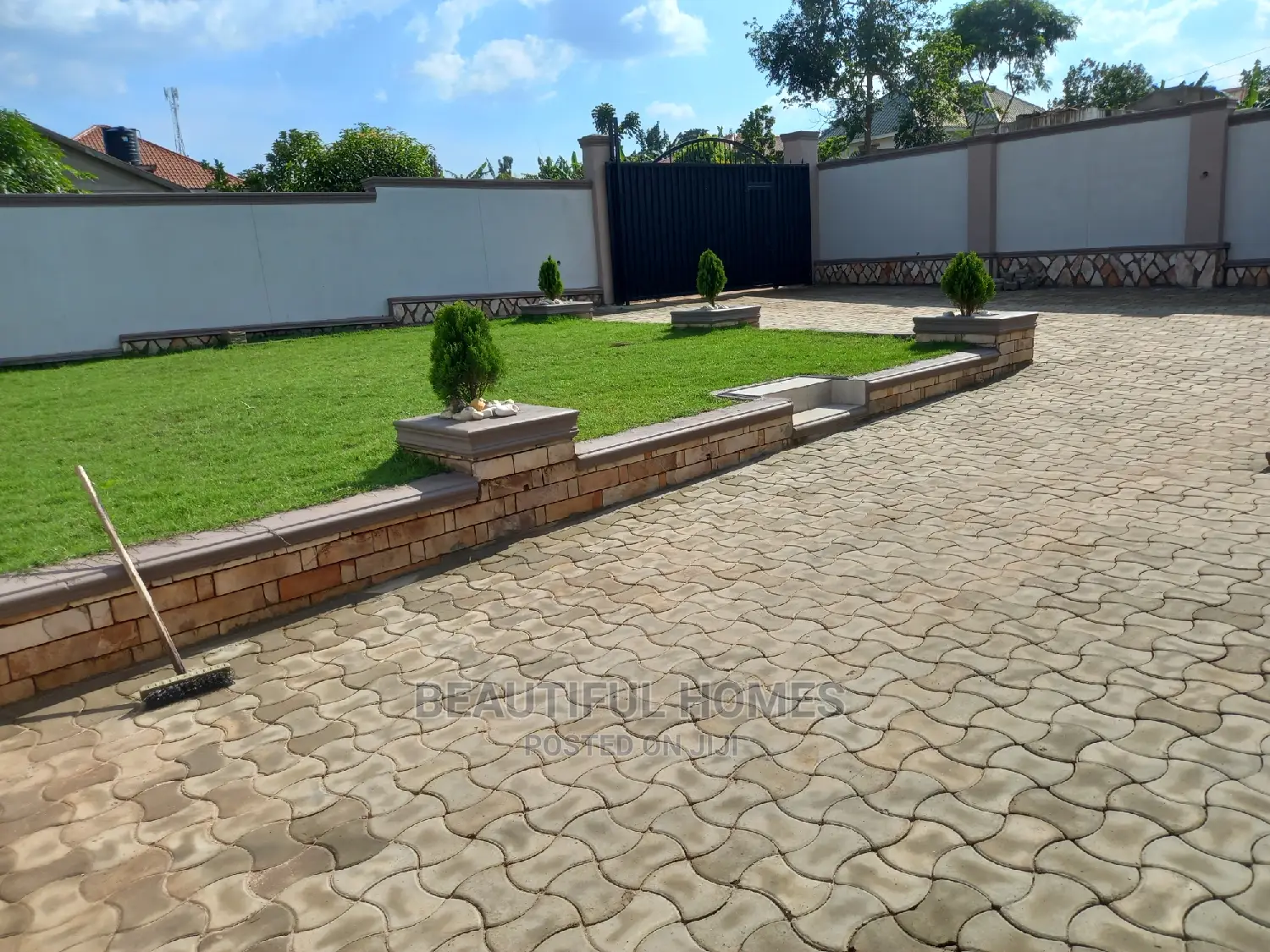 Furnished 4bdrm Maisonette in Kira for Sale