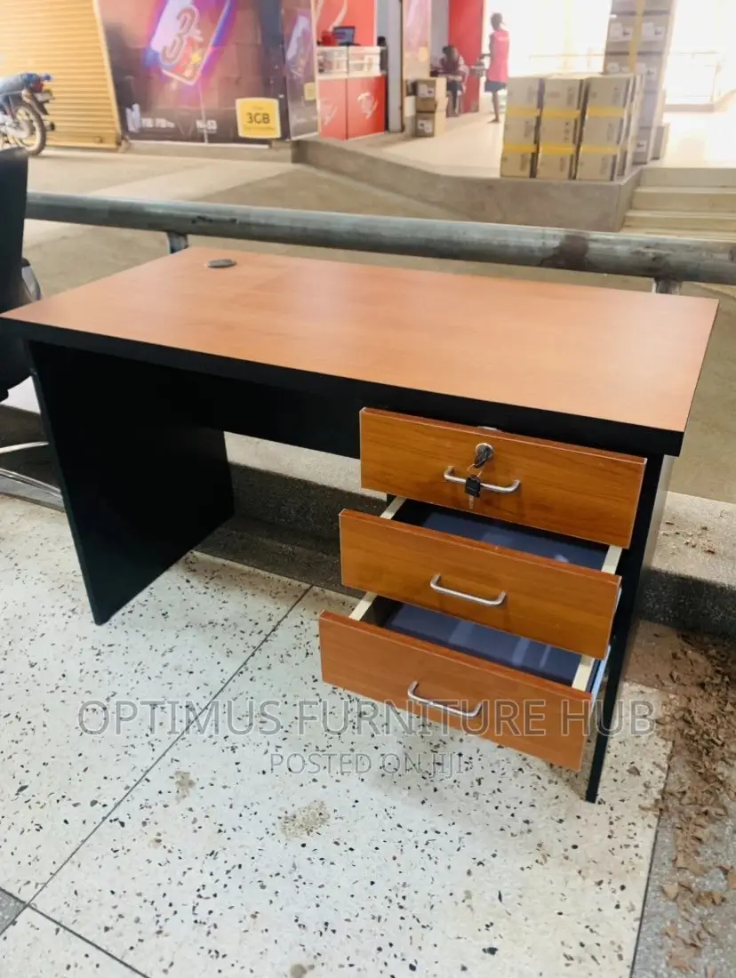 Executive Office Desk (Lockable Drawer)