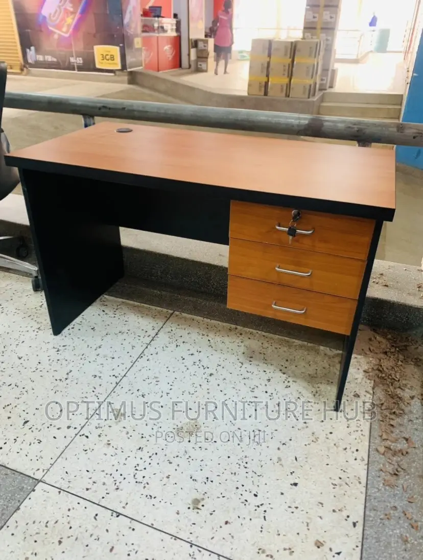 Executive Office Desk (Lockable Drawer)