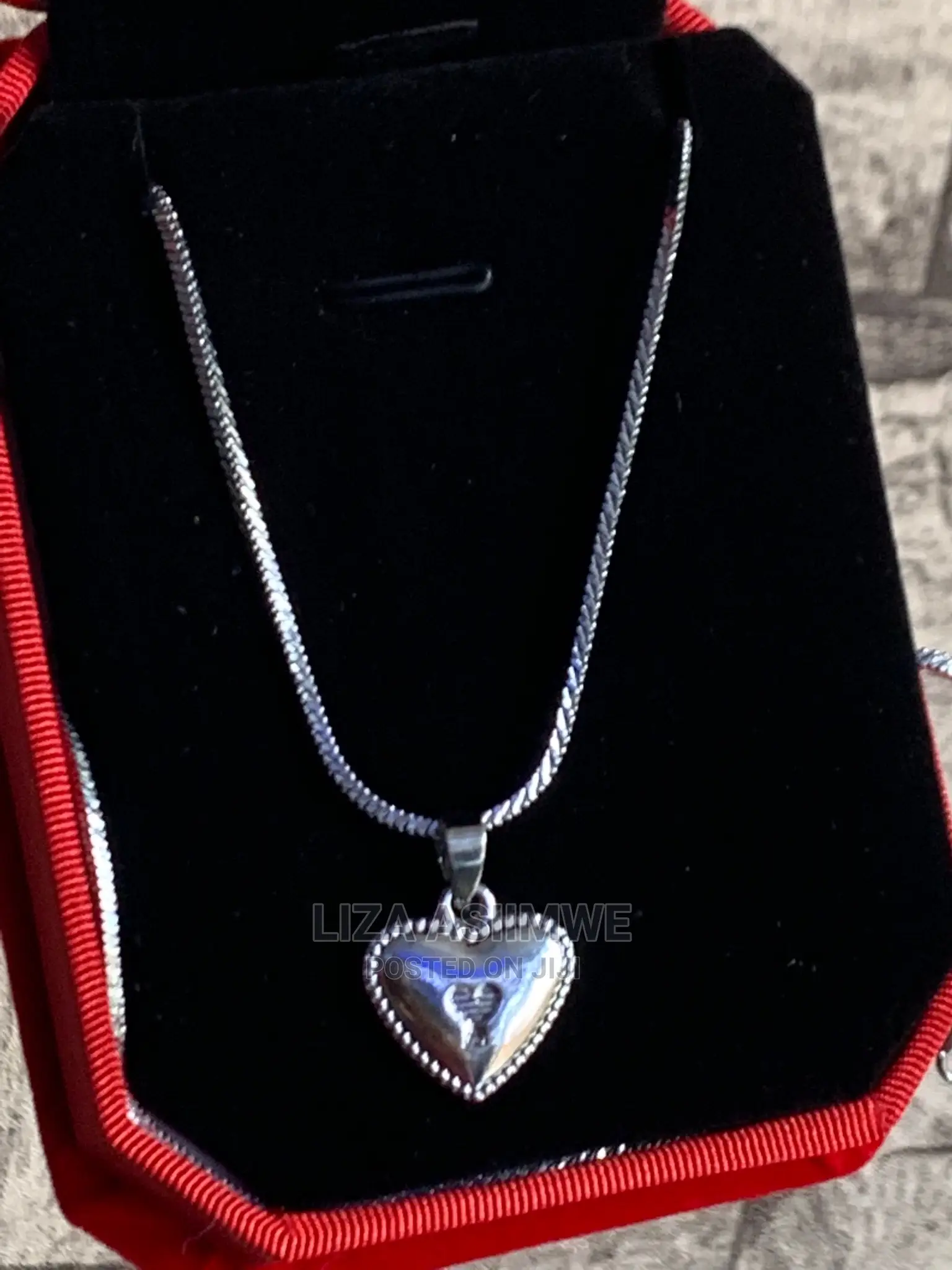 Lady’S Necklaces Available With a Gift Box at a Good Price