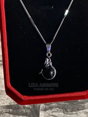Simple Necklaces Available With the Gift Box