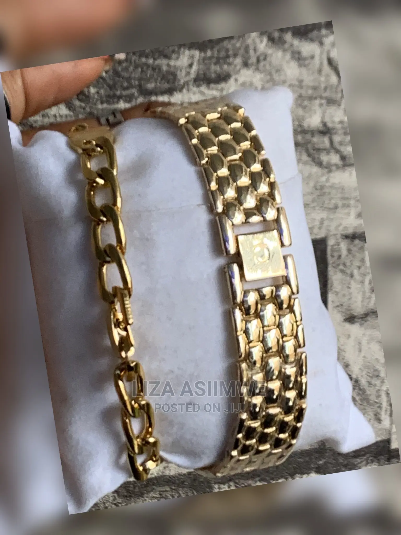 Lady’S Watches Available With the Bracelet