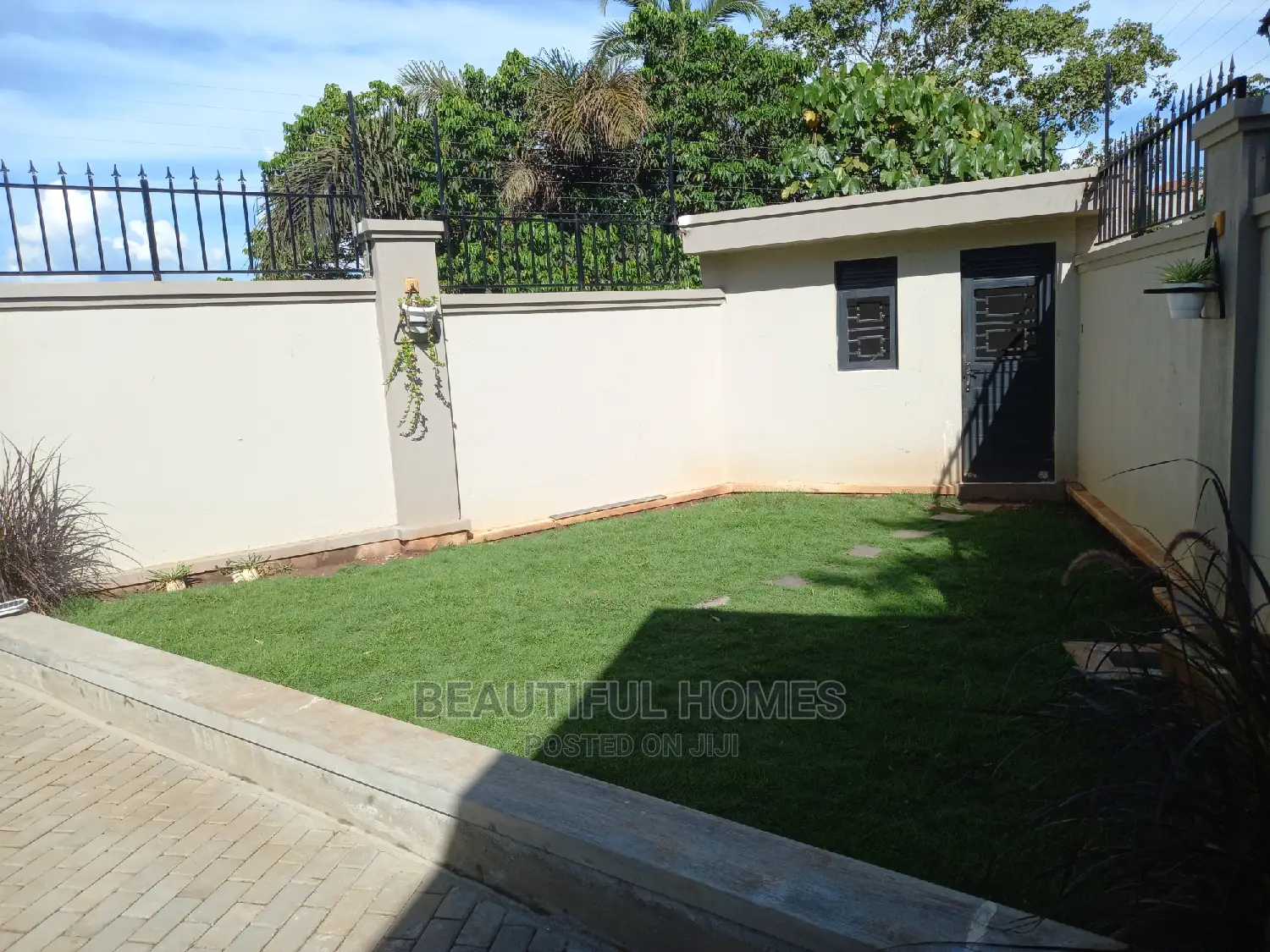 Furnished 6bdrm Mansion in Kiwatule Bidandi, Central Division for Sale