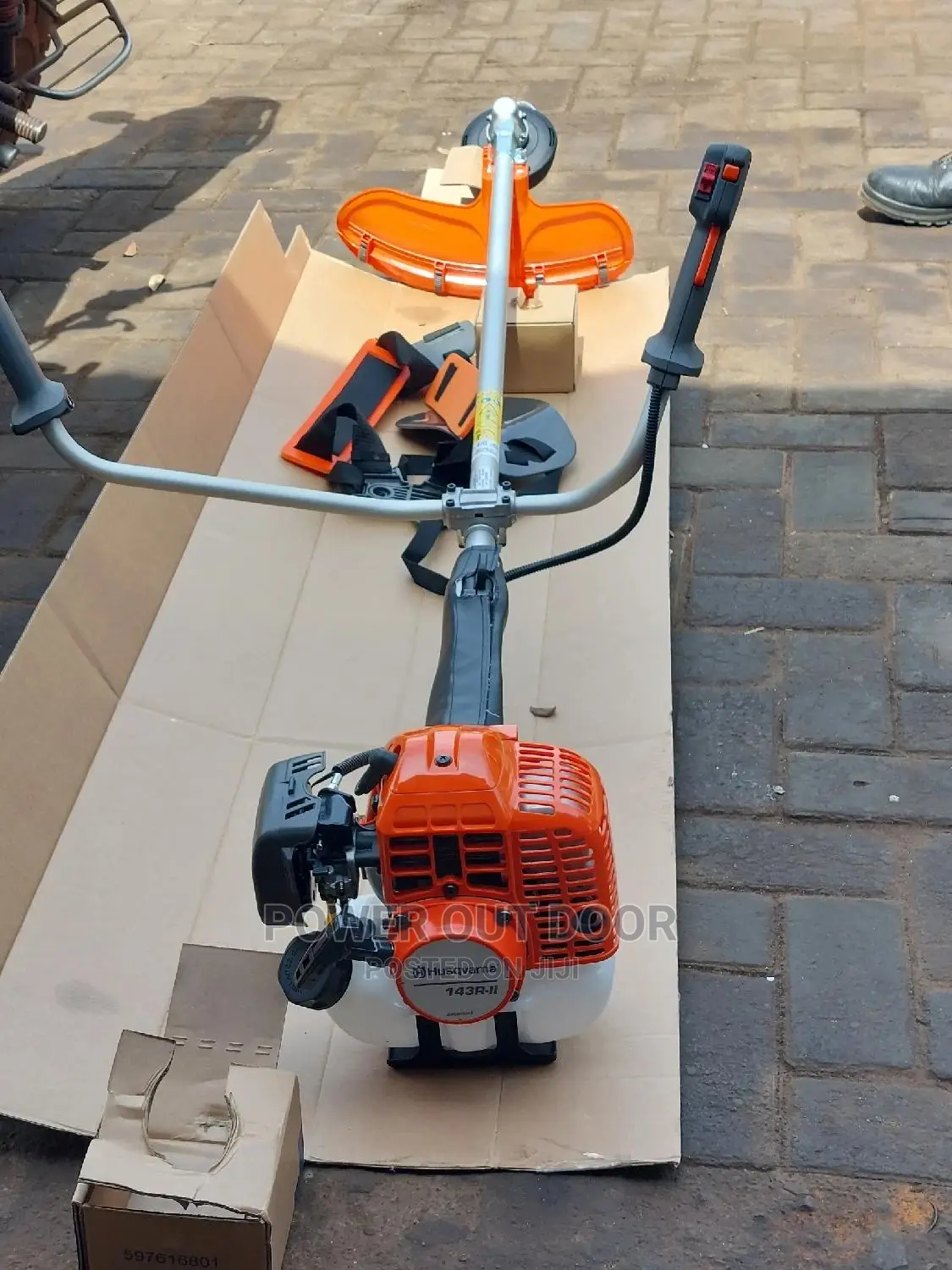 Husqvarnar 143r2 Trimmer/ Grass Cutter