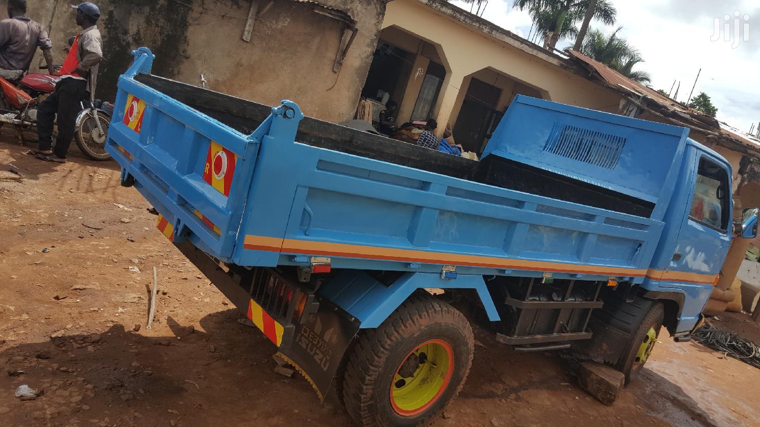 Isuzu Tipper 1995 Blue