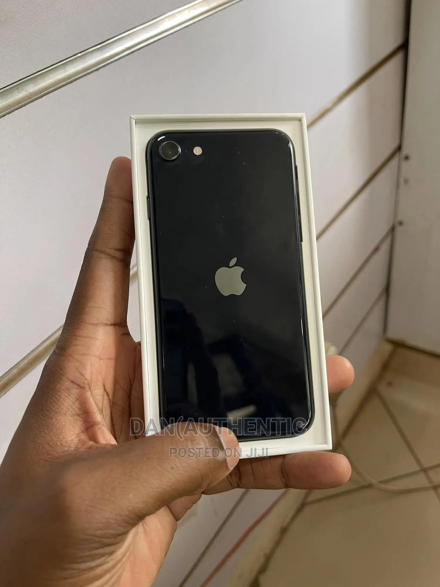 New Apple iPhone SE 2022 128 GB Black