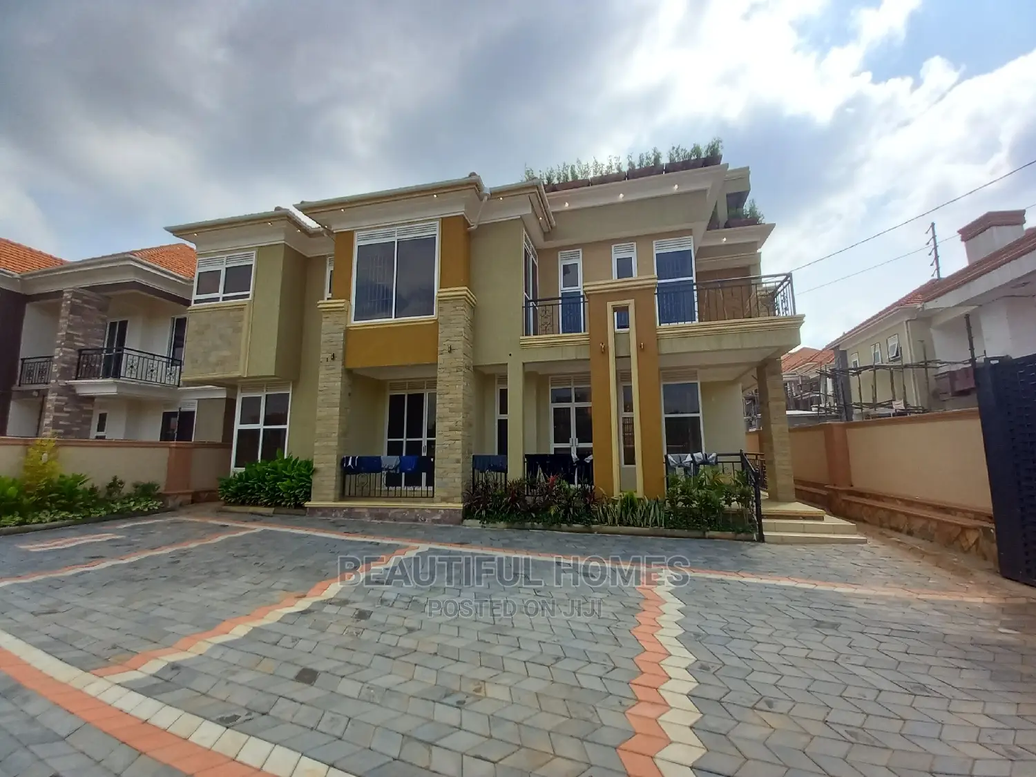 Furnished 5bdrm Duplex in Kyanja Corporate, Central Division for Sale