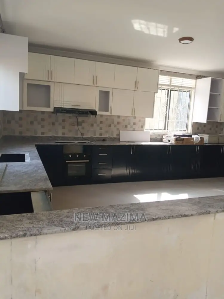 7bdrm Maisonette in Seguku Ntebe Rd, Central Division for Sale