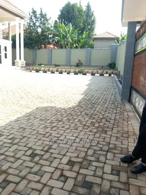 7bdrm Maisonette in Seguku Ntebe Rd, Central Division for Sale