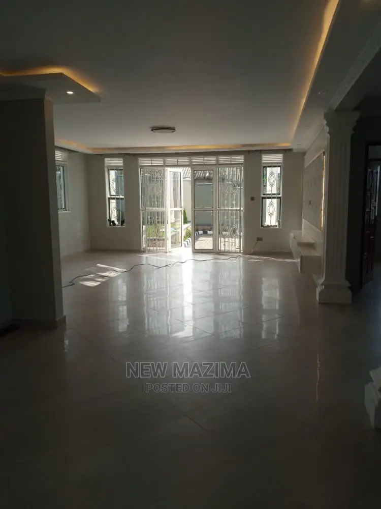 7bdrm Maisonette in Seguku Ntebe Rd, Central Division for Sale