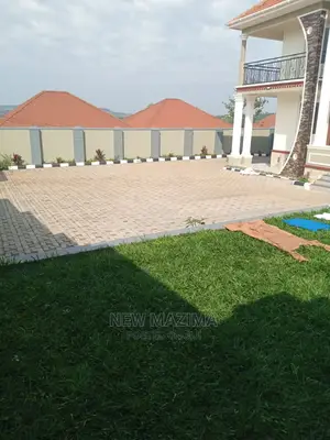 7bdrm Maisonette in Seguku Ntebe Rd, Central Division for Sale