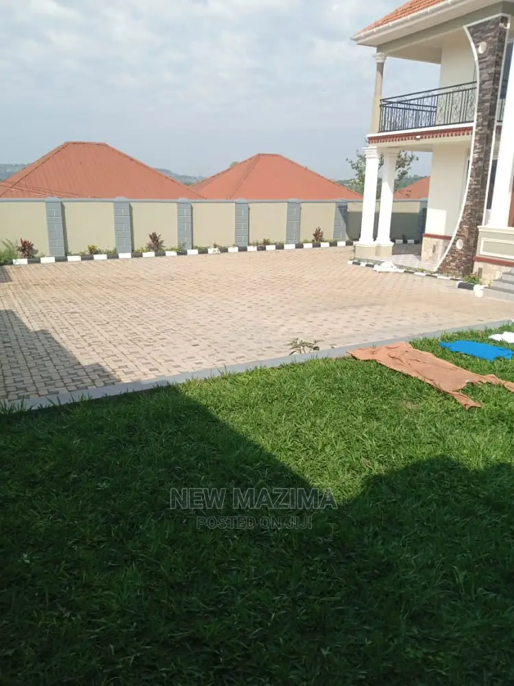 7bdrm Maisonette in Seguku Ntebe Rd, Central Division for Sale