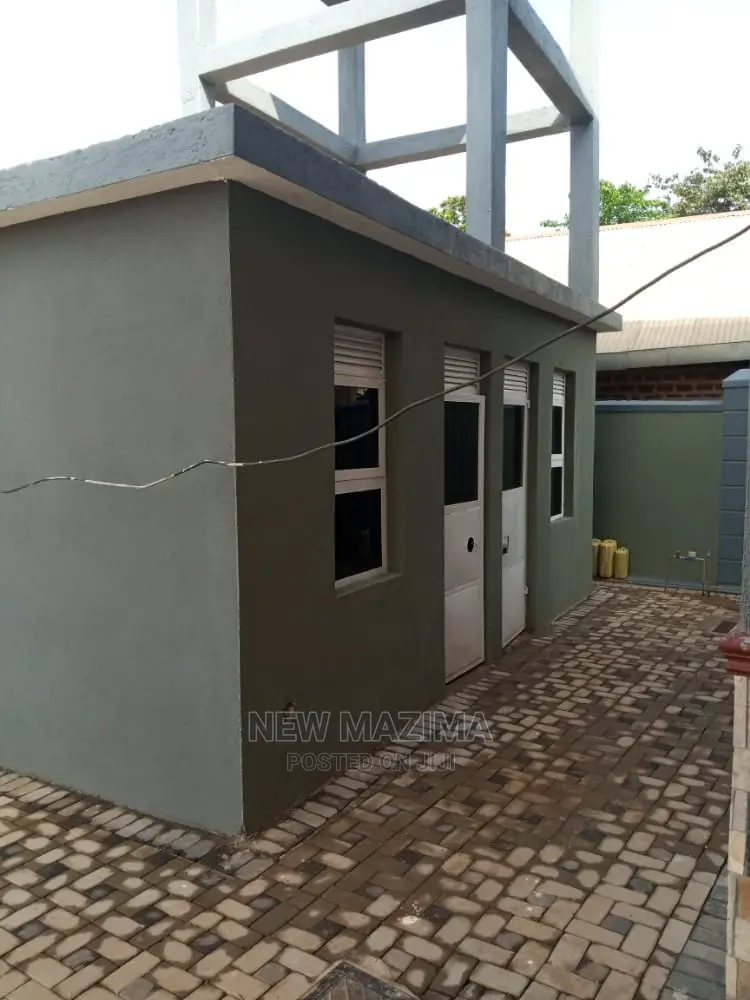 7bdrm Maisonette in Seguku Ntebe Rd, Central Division for Sale
