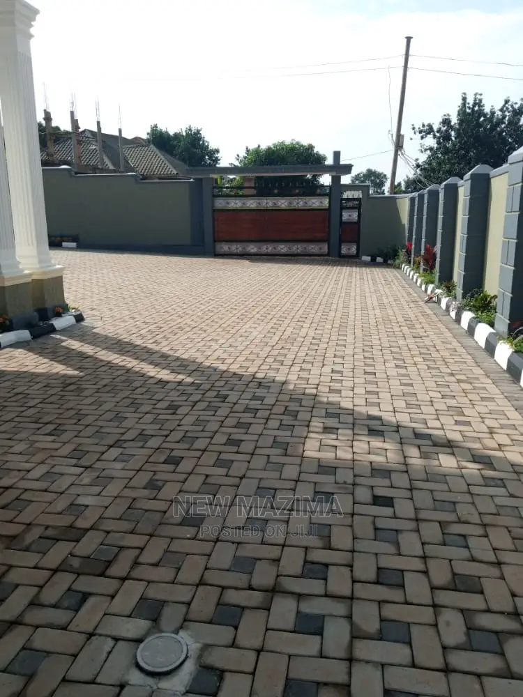7bdrm Maisonette in Seguku Ntebe Rd, Central Division for Sale
