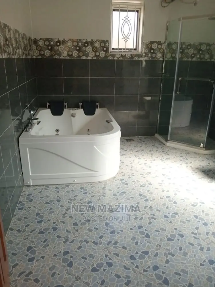 7bdrm Maisonette in Seguku Ntebe Rd, Central Division for Sale