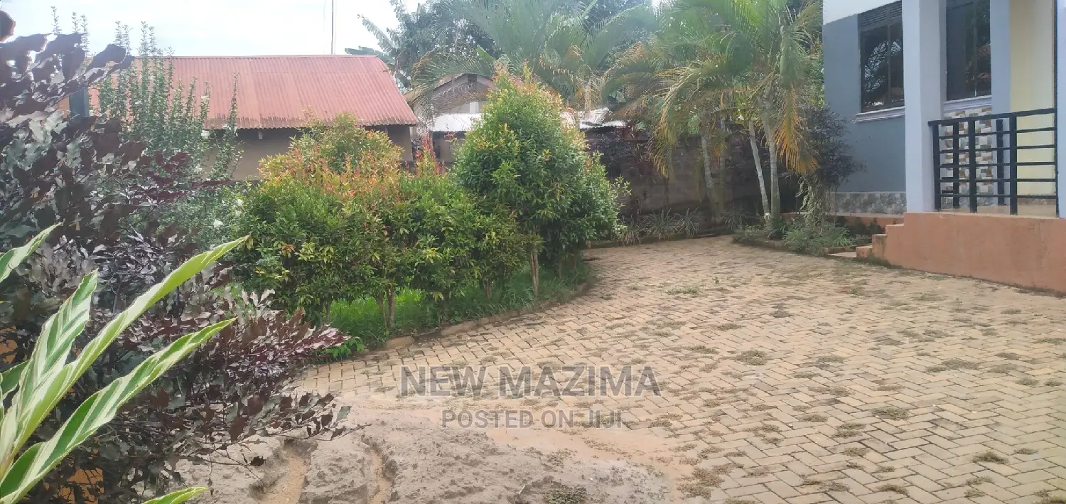 4bdrm Block of Flats in Nkumba Heights, Central Division for Sale