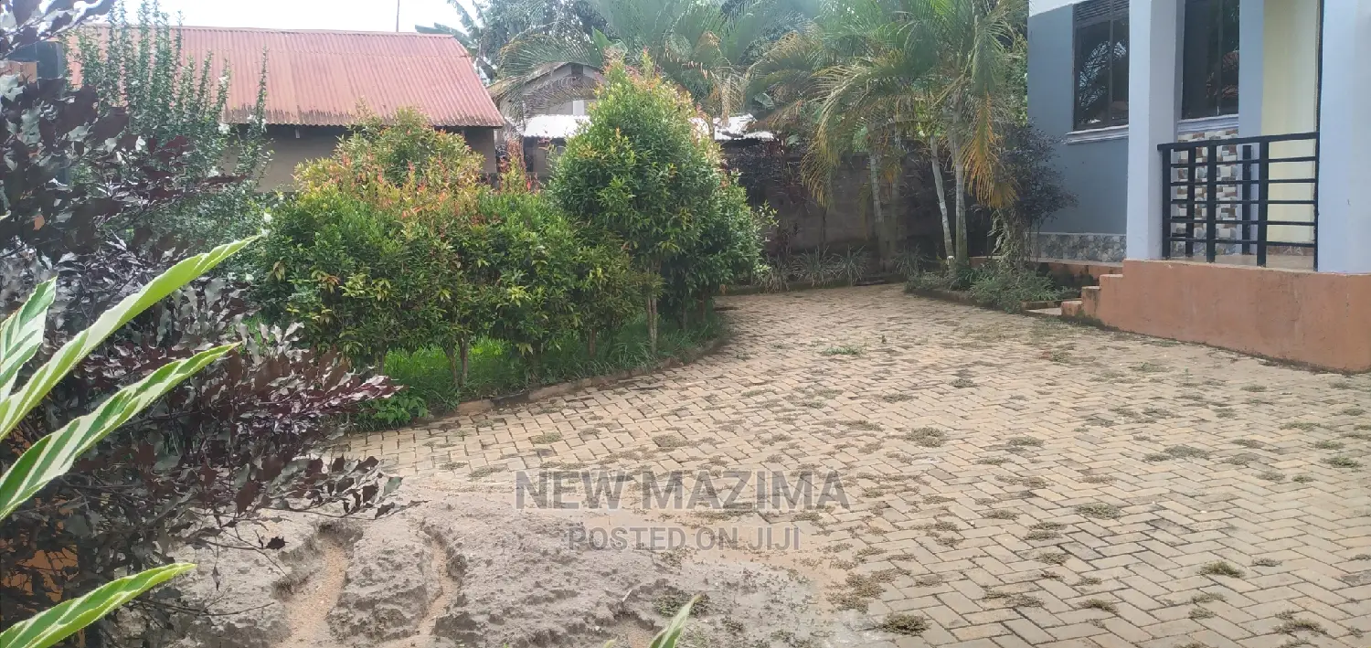 4bdrm Block of Flats in Nkumba Heights, Central Division for Sale
