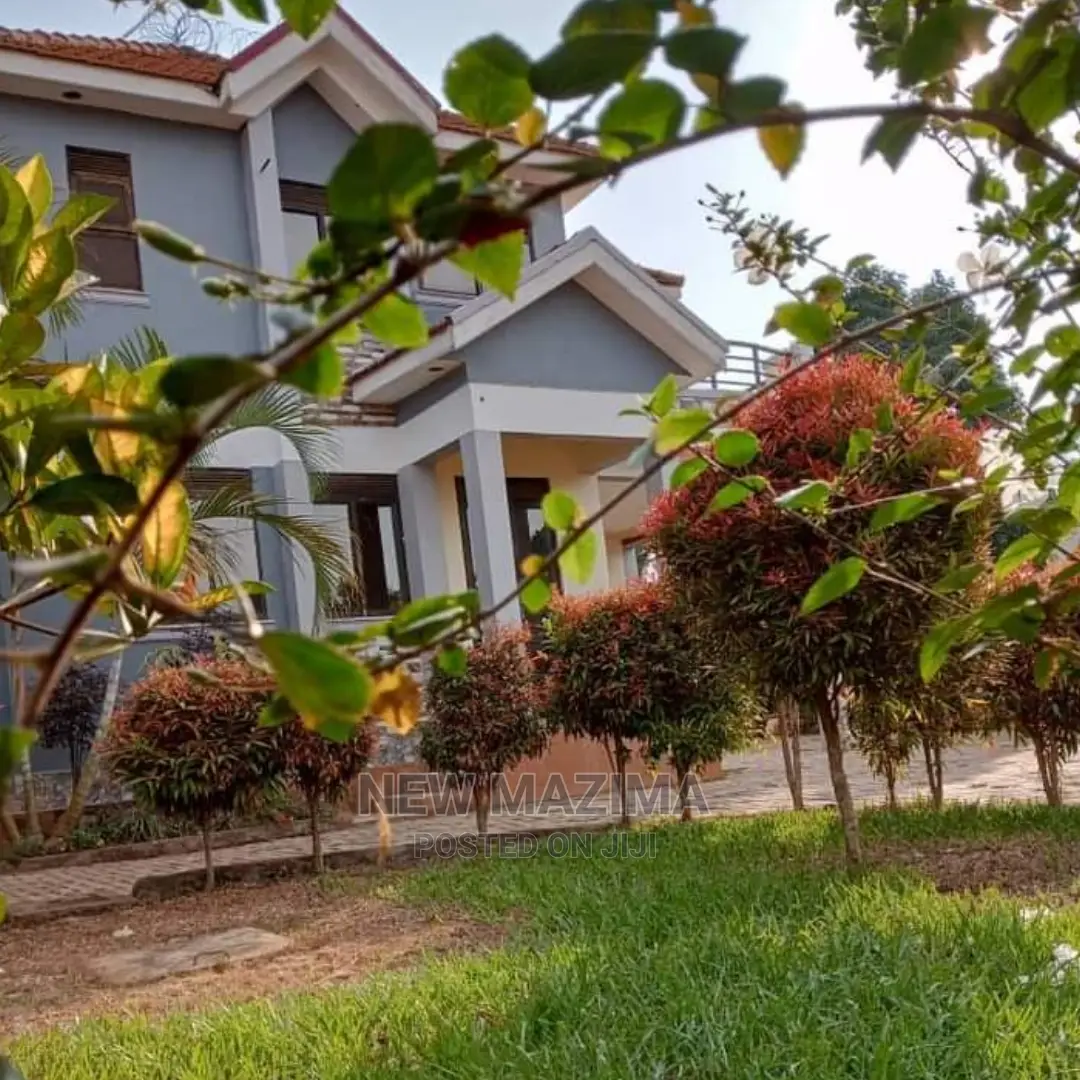 4bdrm Block of Flats in Nkumba Heights, Central Division for Sale