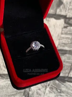 Engagement Rings Available With a Ring Box