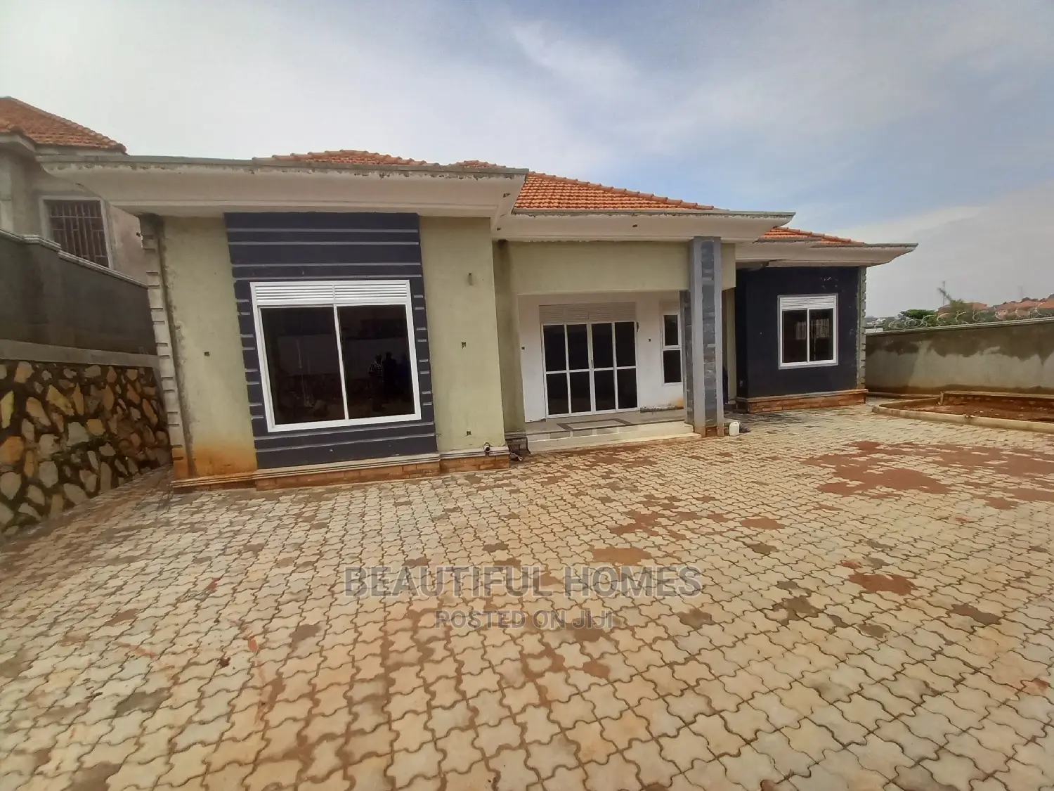 Furnished 4bdrm Bungalow in Kira for Sale