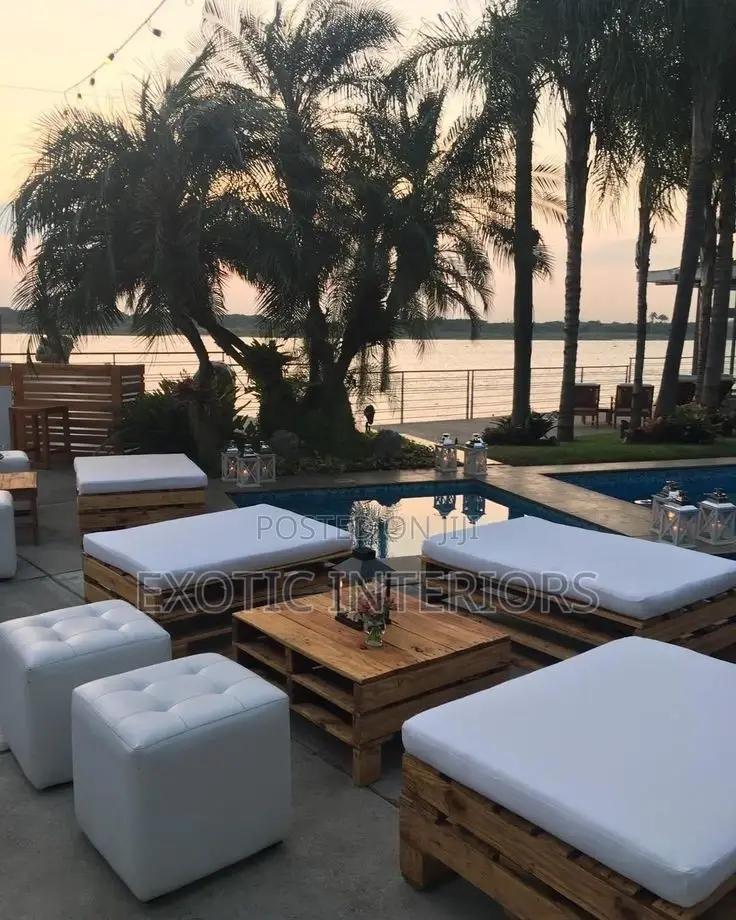 Pallet Chairs and Table Call