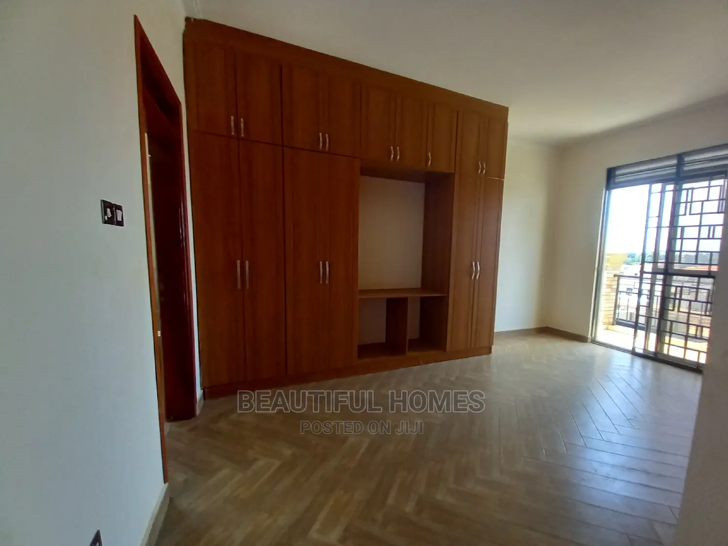 Furnished 6bdrm Mansion in Kira Mansions for Sale