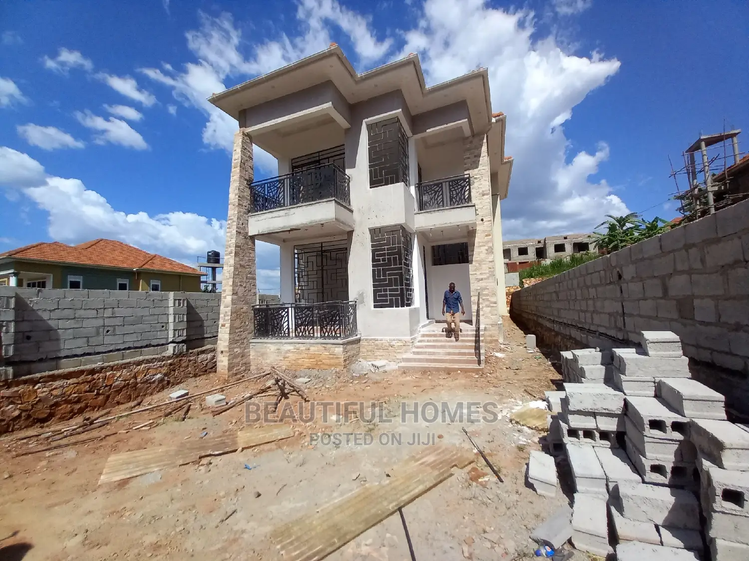 Furnished 4bdrm Duplex in Kira Mamerito for Sale
