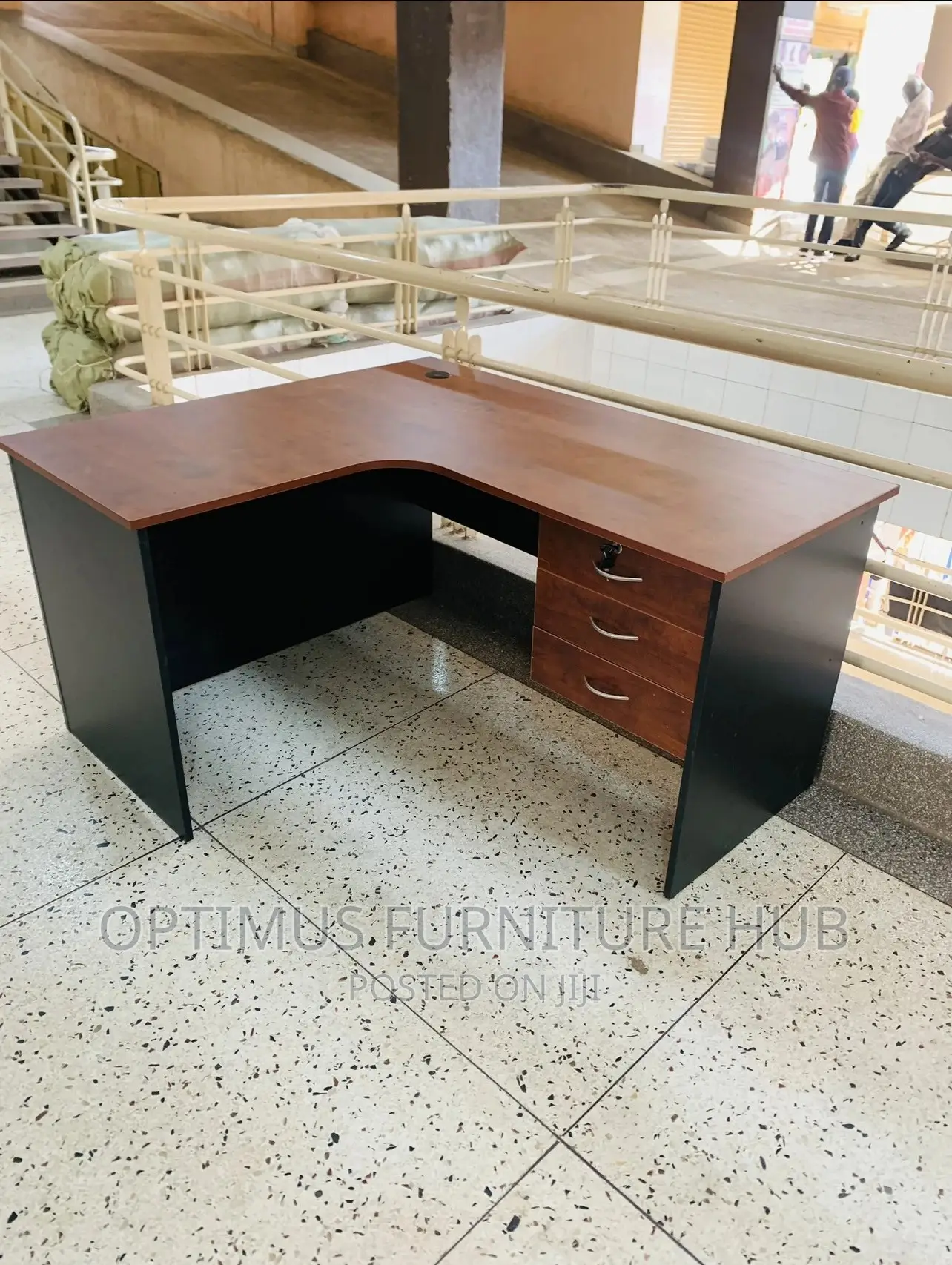 Curved Table (Brown)