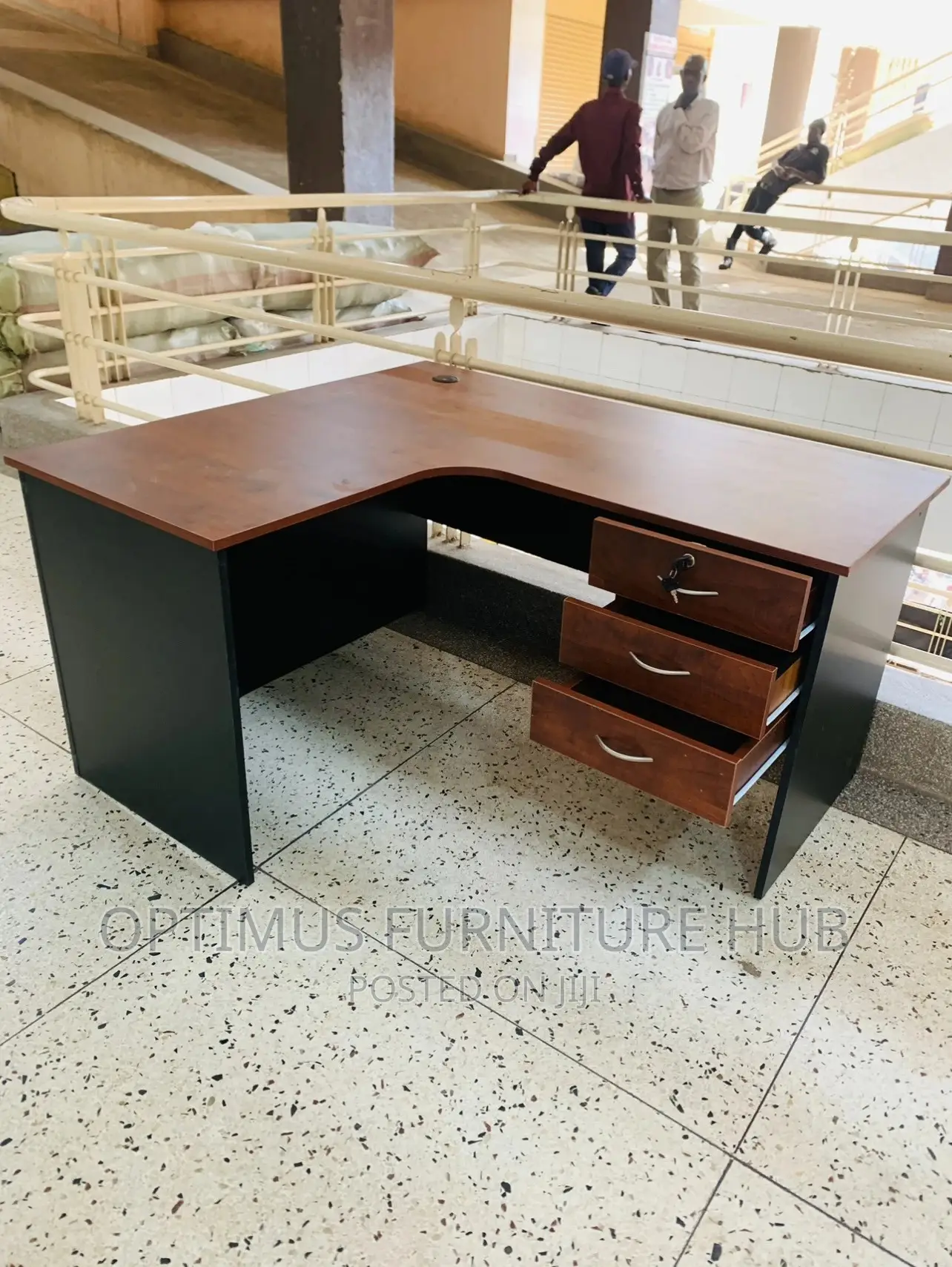 Curved Table (Brown)
