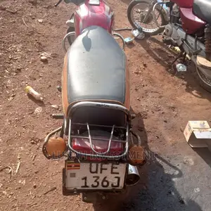 Bajaj Avenger 180 2021 Red