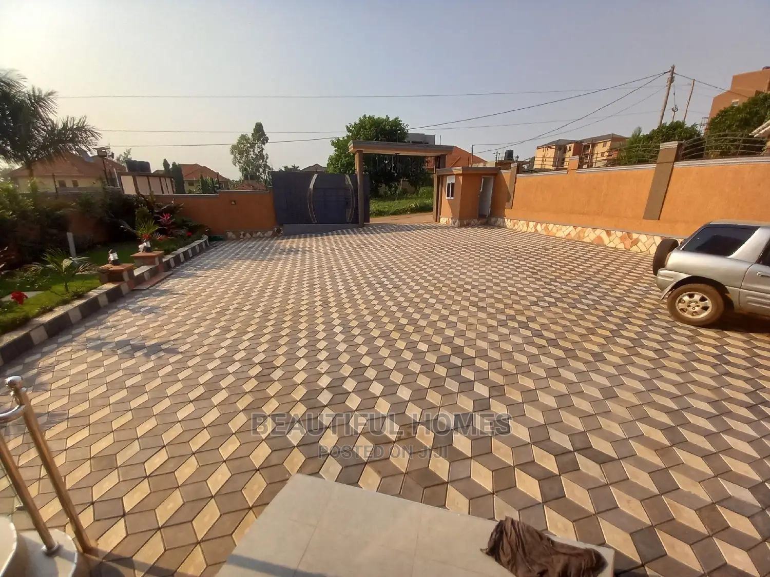 Furnished 6bdrm Mansion in Kira Posh for Sale