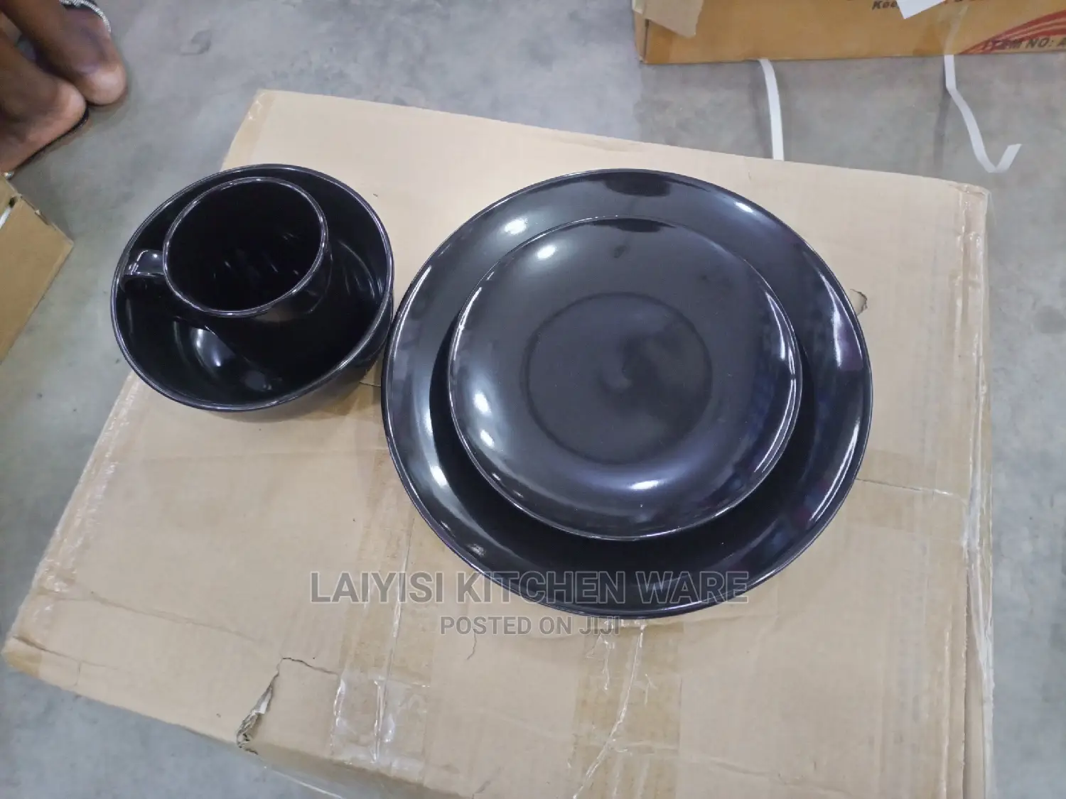 16pieces Black Dinner Set 4cups,4plates,4bowels,4sideplates