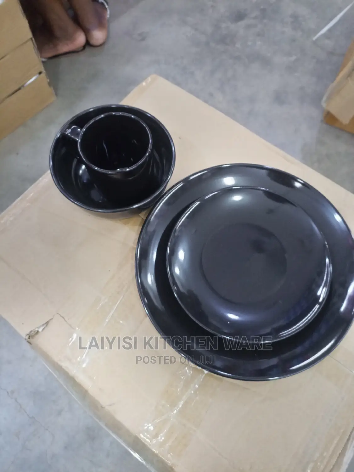 16pieces Black Dinner Set 4cups,4plates,4bowels,4sideplates