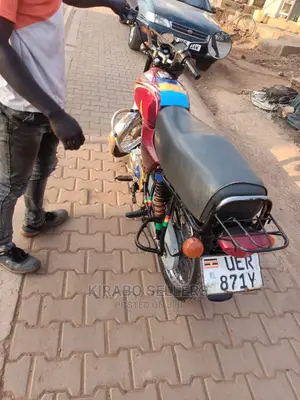 Bajaj Avenger 180 2021 Red