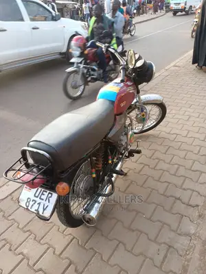 Bajaj Avenger 180 2021 Red