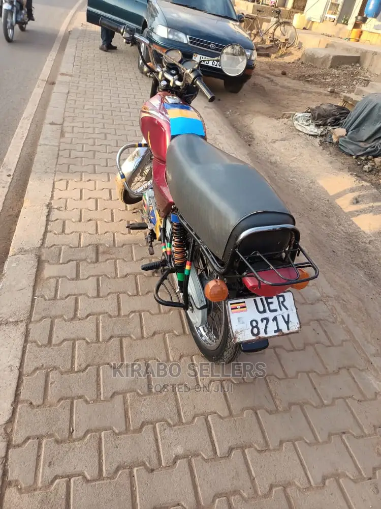 Bajaj Avenger 180 2021 Red
