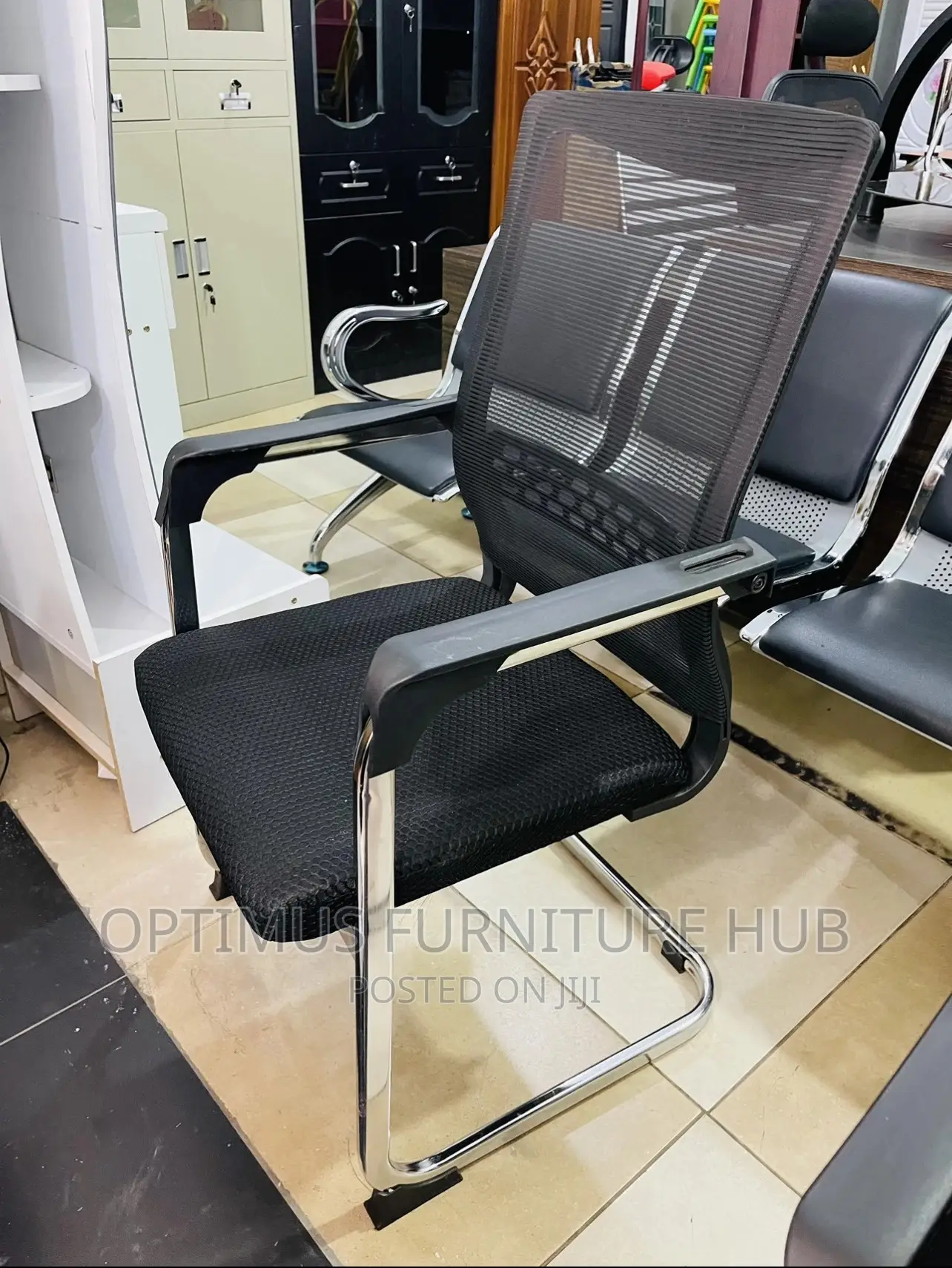 Cushioned Visitor Chair