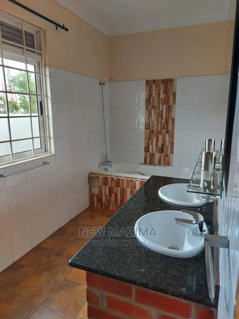 5bdrm Maisonette in Buziga Heights, Central Division for Sale