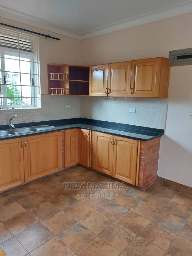5bdrm Maisonette in Buziga Heights, Central Division for Sale