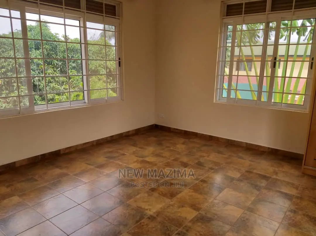5bdrm Maisonette in Buziga Heights, Central Division for Sale