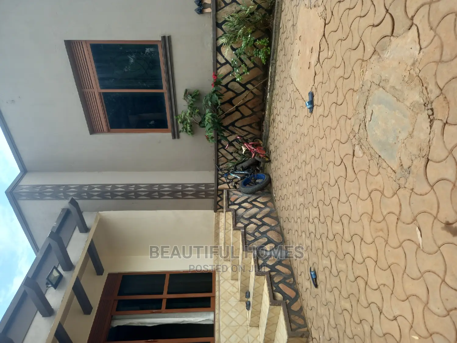 Furnished 3bdrm Villa in Kira for Sale