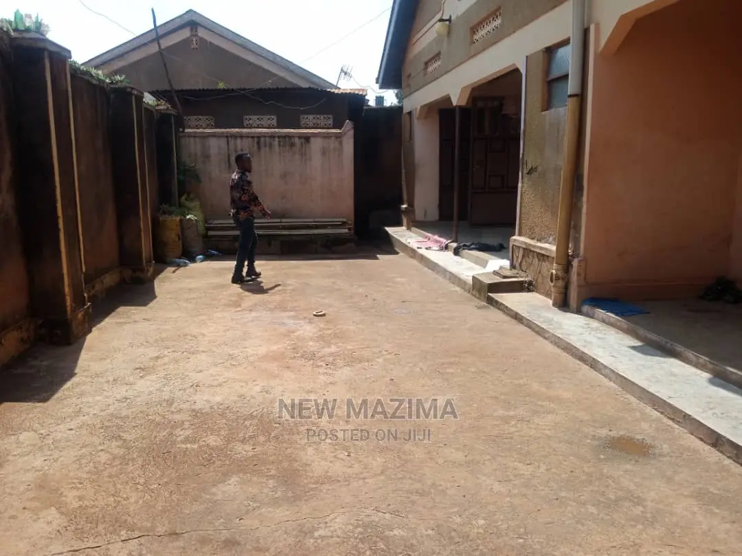 4bdrm House in Najjanankumbi Along, Central Division for Sale