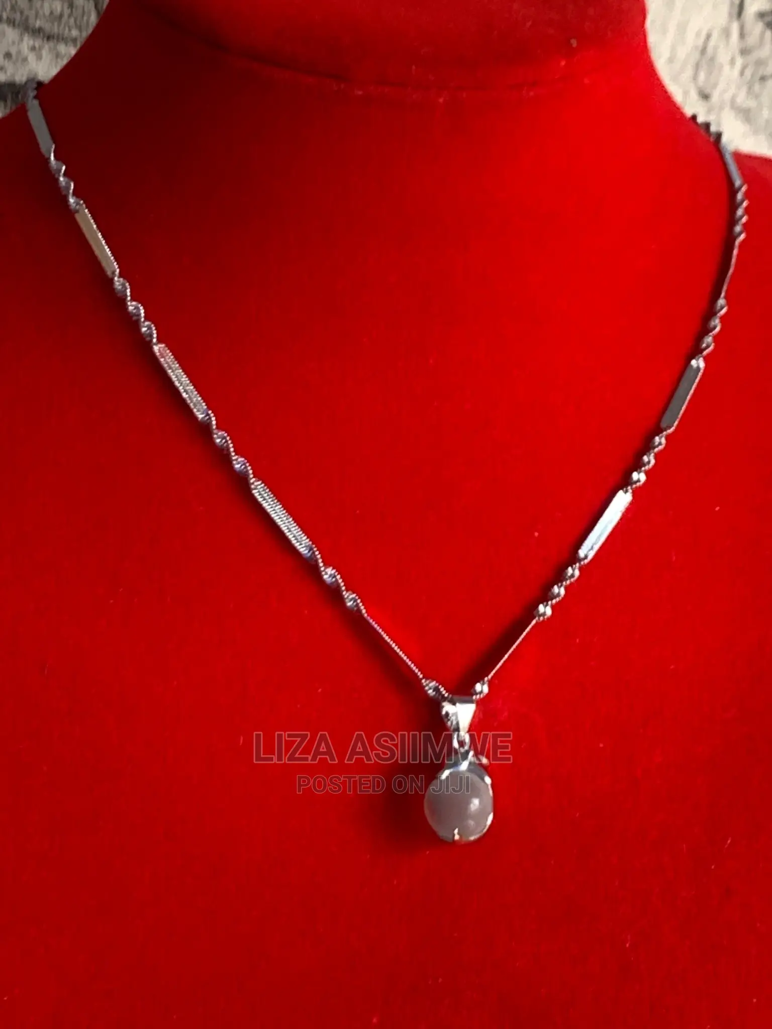 Simple and Classy Lady’S Necklaces Available