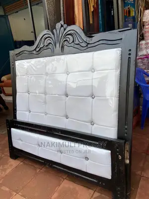 4*6 Bed Leather White and Black