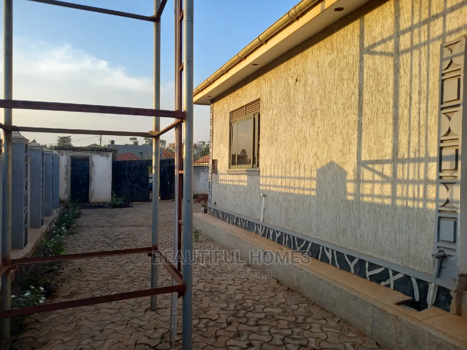 Furnished 4bdrm Bungalow in Kira for Sale