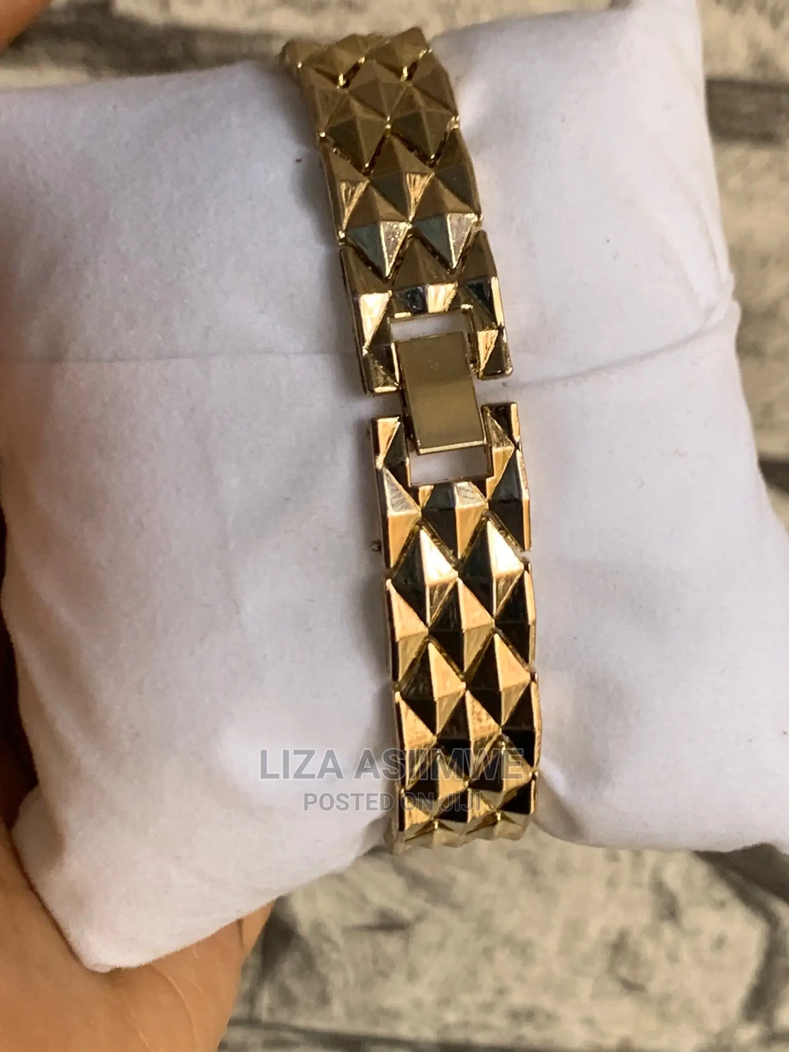 Simple Lady Watches Available at a Good Affordable Price