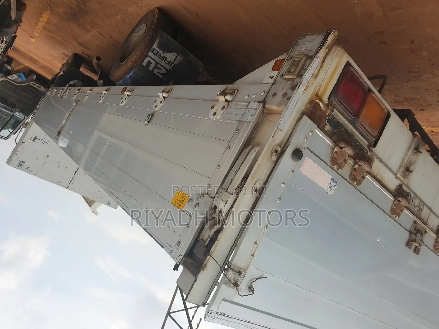 Isuzu Truck With 6he1-1engine