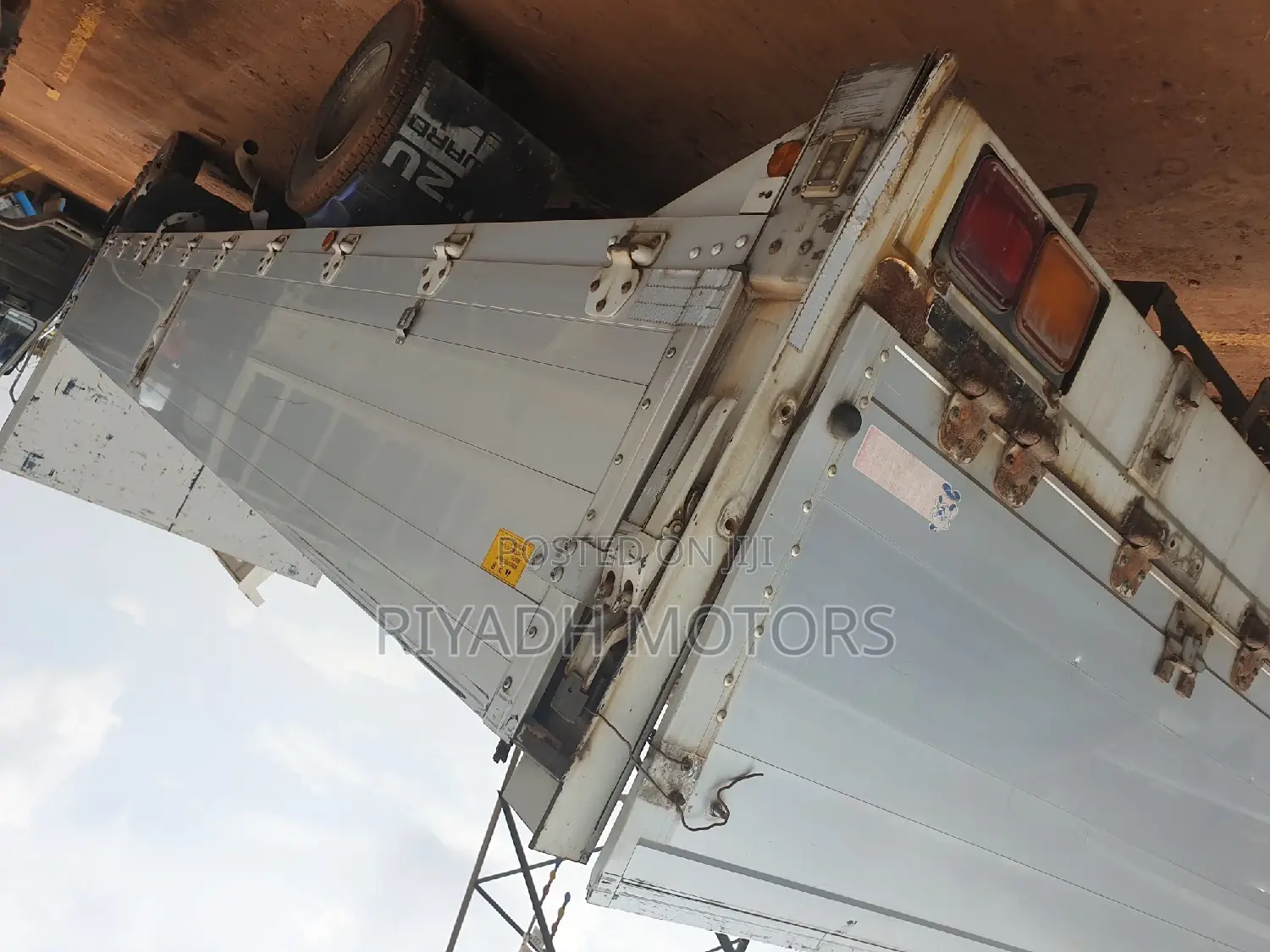 Isuzu Truck With 6he1-1engine